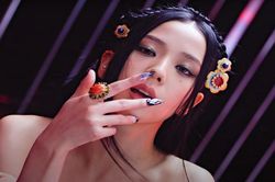Jisoo Blackpink khéo léo khoe đam mê khó bỏ qua poster 'Shut Down'