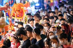 Phố Hàng Mã đông nghịt người đón Trung thu