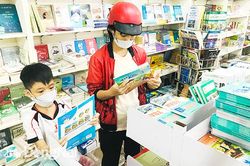 Vất vả tìm đủ bộ sách giáo khoa cho con…