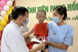 Mang niềm vui Tết Trung thu đến các bệnh nhi