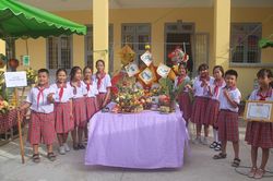 Hội thi làm lồng đèn và trang trí mâm ngũ quả