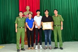 Đạ Huoai: Biểu dương thanh niên nhặt được của rơi trả lại người đánh mất