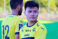 Quang Hải ngồi ngoài nhìn Pau FC thắng trận