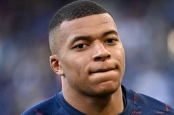 Mbappe hứng bão chỉ trích vì chặn bàn thắng của... Messi