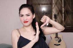 'Chiến thần review' Võ Hà Linh nói gì khi bị chê?