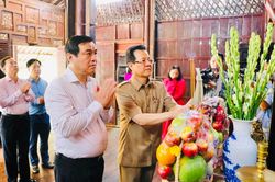 Đoàn công tác Tỉnh ủy Quảng Nam viếng đền thờ Chủ tịch Tôn Đức Thắng