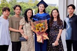 Hoa hậu Lương Thùy Linh rạng rỡ nhận bằng tốt nghiệp loại xuất sắc