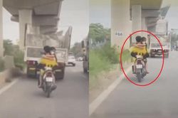 Phẫn nộ thanh niên chở bạn gái 'làm xiếc' trên đường