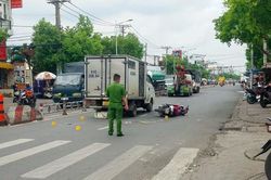Tai nạn liên hoàn giữa ô tô tải, xe máy và người đi bộ, một phụ nữ tử vong