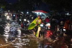 Triều cường đạt đỉnh, người dân TPHCM bì bõm lội nước về nhà