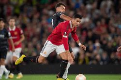 Không có chỗ cho Ronaldo, huyền thoại Aston Villa chỉ ra bộ ba đáng xem nhất của MU