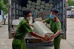 Tìm chủ sở hữu số bánh kẹo không rõ nguồn gốc trên xe ô tô tải BKS 77C-159.96