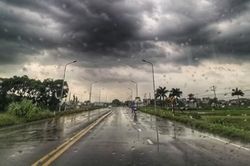 Cảnh báo mưa dông diện rộng ở cả ba miền