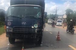 Xe máy văng xa hàng chục mét sau va chạm xe tải, 2 người tử vong tại chỗ