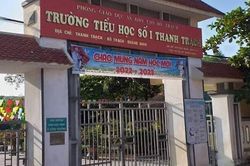 Một học sinh tiểu học ngã từ tầng 2 xuống đất, bị gãy 2 tay