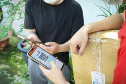 Vietcombank, J&T Express ứng dụng mã QR động trong thanh toán đơn hàng