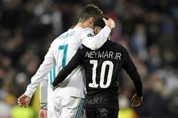 Ronaldo đá cặp cùng Neymar trong màu áo Chelsea?