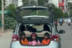 Xe Hyundai Grand i10 để trẻ em ngồi ở cốp xe mở toang vẫn chạy trên phố