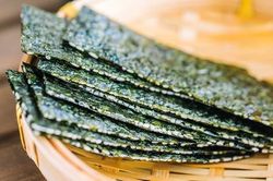 Snack rong biển tẩm vừng giòn tan thơm ngon