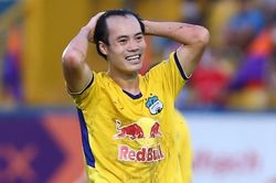 2 lần bị trọng tài từ chối phạt đền, Văn Toàn ôm đầu chán nản