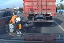 Chàng trai tức giận vì bị ô tô tông ngã nhưng nín nhịn khi biết danh tính tài xế