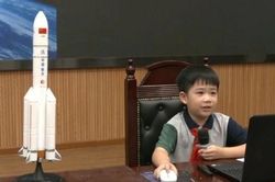 Bất ngờ nổi tiếng, bé trai 9 tuổi được mời dạy về tên lửa ở Trung Quốc
