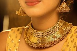 Giá vàng thế giới rơi thẳng đứng