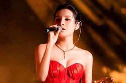 Hiền Hồ đang nóng vội và đối đầu dư luận