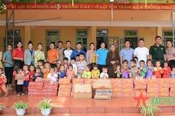 Trao quà tặng học sinh vùng cao tỉnh Điện Biên