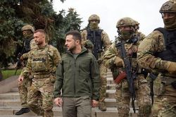 Tổng thống Zelensky thăm thành phố mà quân đội vừa giành quyền kiểm soát ở Kharkov
