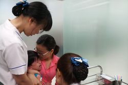 TP Hồ Chí Minh: Phụ huynh 'bấm bụng' cho con tiêm vaccine dịch vụ