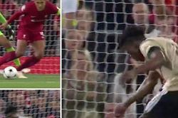 Van Dijk bị chê 'phòng ngự tệ hơn cả Maguire'