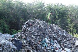 Phát hiện cơ sở sản xuất muối chôn lấp rác thải chưa qua xử lý