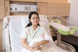 Hậu sinh nở, Phạm Quỳnh Anh 'cầu xin' khán giả dừng tò mò về danh tính của bạn trai