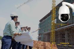 Sử dụng camera giám sát hoạt động cẩu tháp trong thi công xây dựng