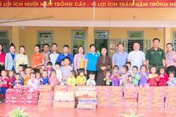 Học sinh Nà Bủng nhận quà thiện nguyện