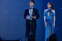 Quỳnh Nga diện đồ cực 'bốc lửa', quấn quýt bên trai đẹp Việt Anh