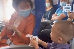 Người mẹ gửi quà kèm thư xin lỗi cho khách bay cùng, phòng khi con trai khóc