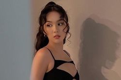 Đã quen mặc đồ 'hở bạo' nhưng chiếc váy này lộ nhiều đến mức nào mà Ngọc Trinh phải lo che chắn?