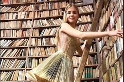 Mê mẩn những mẫu váy dạ hội được thiết kế từ sách cũ