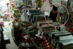 Nghi vợ ngoại tình, chồng dùng dao chém đứt lìa 2 cánh tay vợ