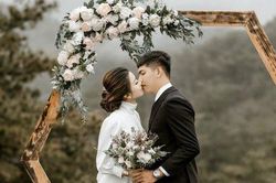 Cô dâu tức giận vì không có tấm ảnh riêng nào trong đám cưới