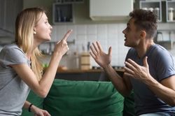 Chồng muốn mượn sổ đỏ của hàng xóm để vay vốn khiến tôi lo sợ