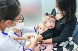 Thiếu vắc xin trong chương trình tiêm chủng mở rộng do chưa hoàn thiện thủ tục đặt hàng, ký hợp đồng