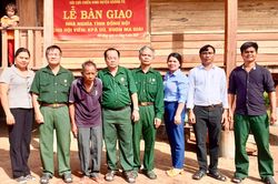Bàn giao nhà 'Nghĩa tình đồng đội' tại xã Đất Bằng