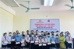 Vĩnh Linh: Trao học bổng 'Ánh trăng rằm' cho 20 học sinh vượt khó hiếu học