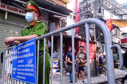 Hà Nội dẹp 'phố cà phê đường tàu'