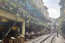 Khoảnh khắc 'phố cà phê đường tàu' trước khi bị 'xóa sổ'