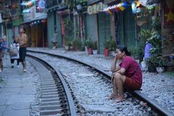 'Phố cà phê đường tàu' vắng tanh như chùa Bà Đanh sau lệnh cấm