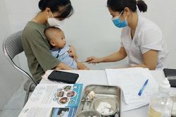Thiếu vaccine tiêm chủng cho trẻ em: Do chưa hoàn thiện thủ tục đặt hàng